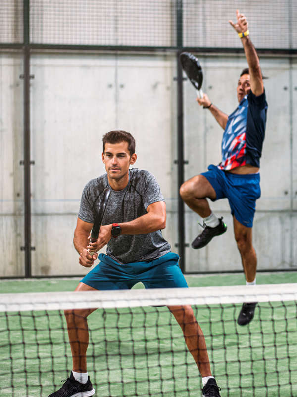 joueurs de padel en plein smash