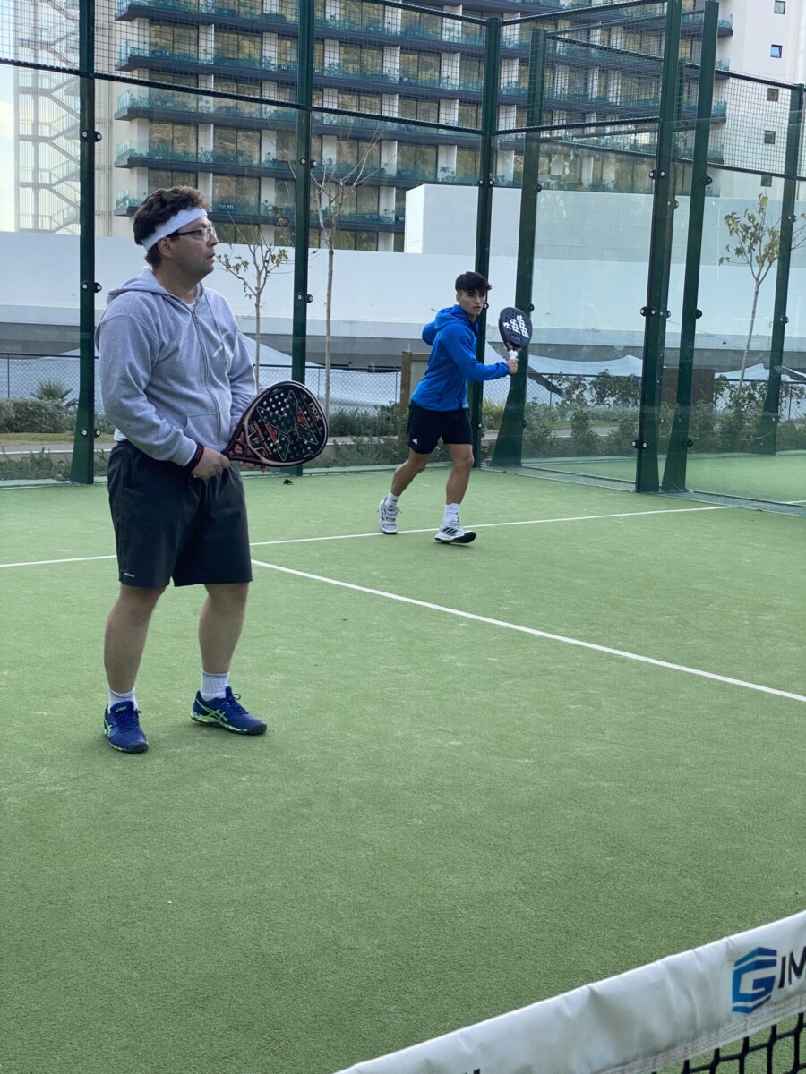 Joueur de padel en action lors d'un stage PADEL45