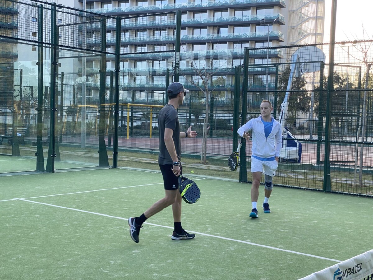 Entraînement de padel sur un terrain du Club Med