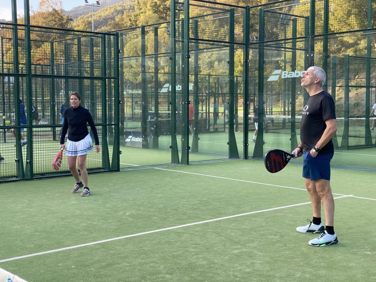 Joueur de padel en action sur un terrain