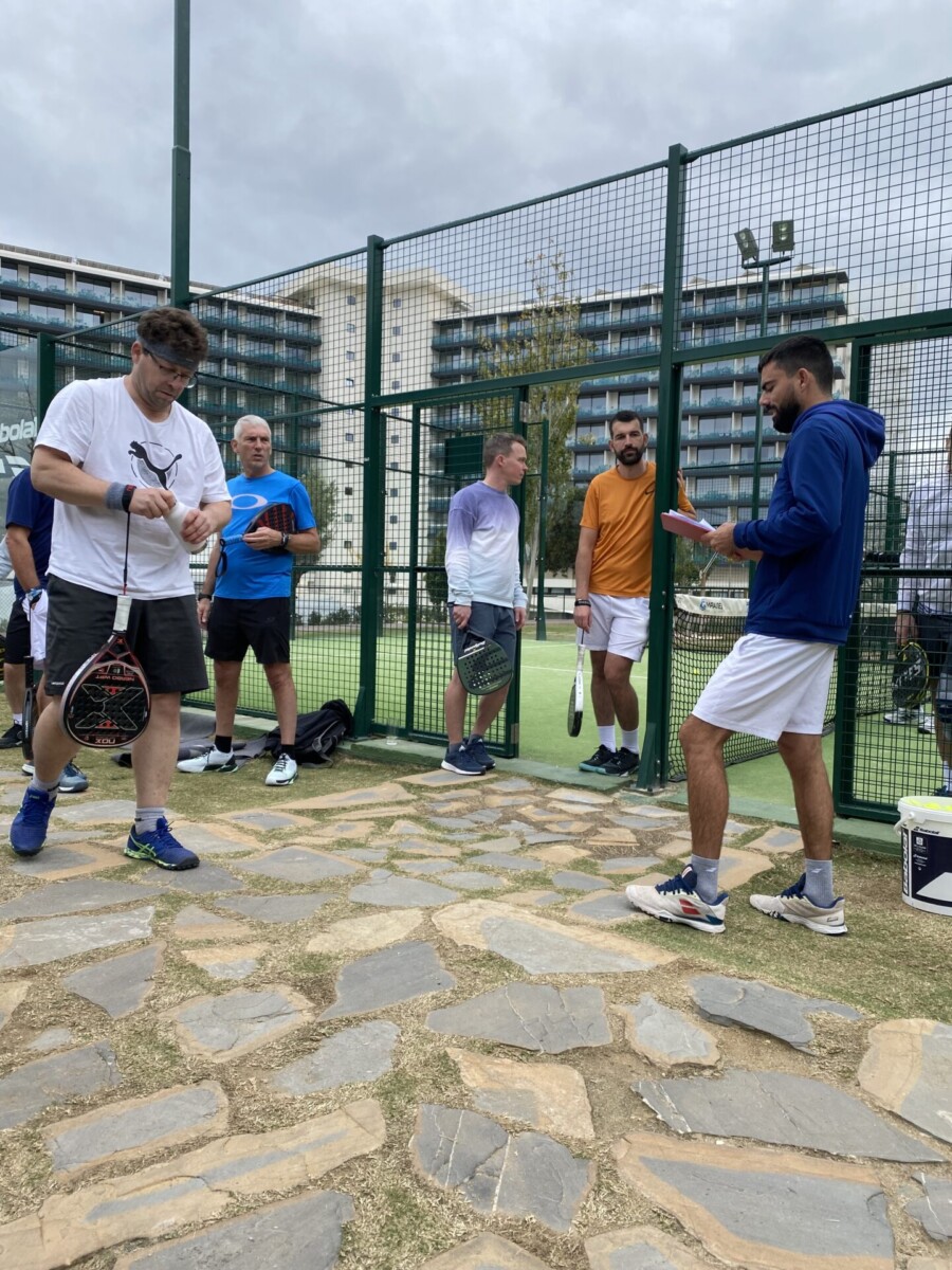 Joueurs de padel sur les terrains du Club Med