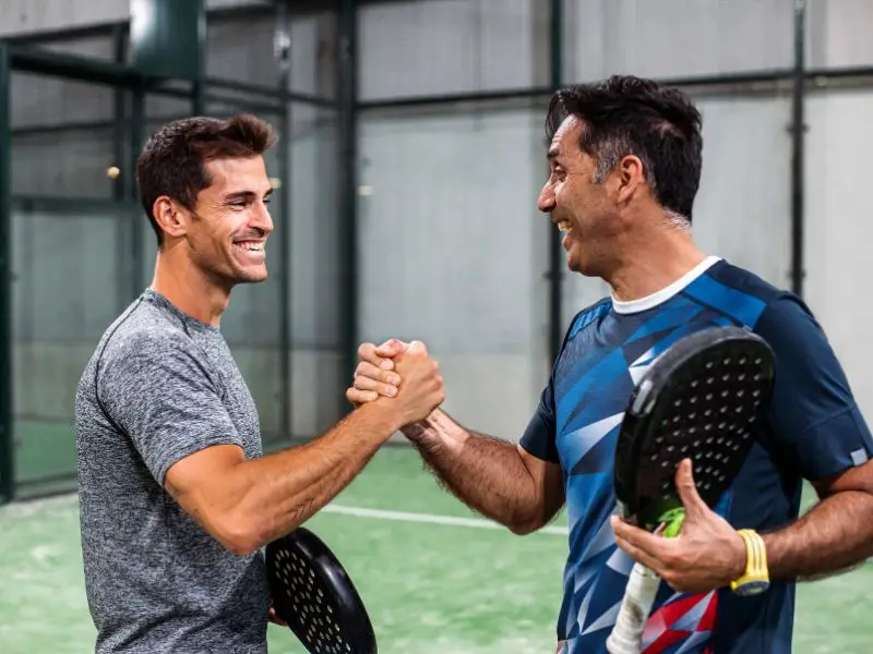 Pourquoi le padel séduit de plus en plus de Belges ?