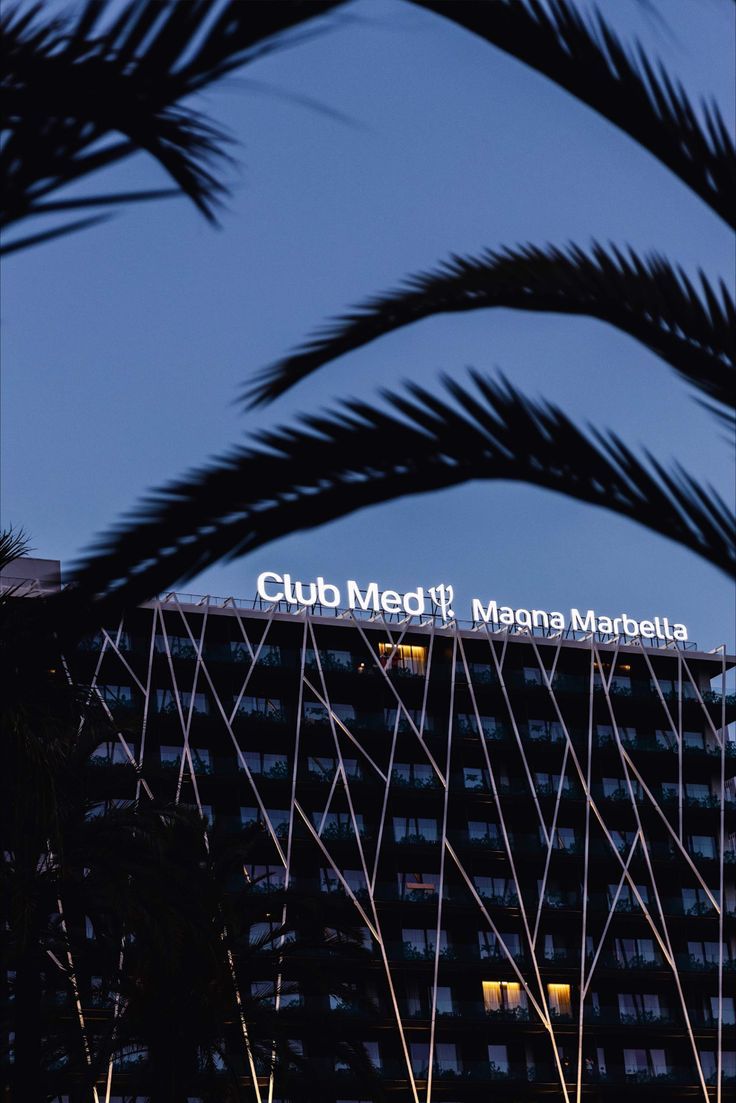Club med marbella Début de soirée avec vue sur l'hotel club med marbella avec palmier en avant plan